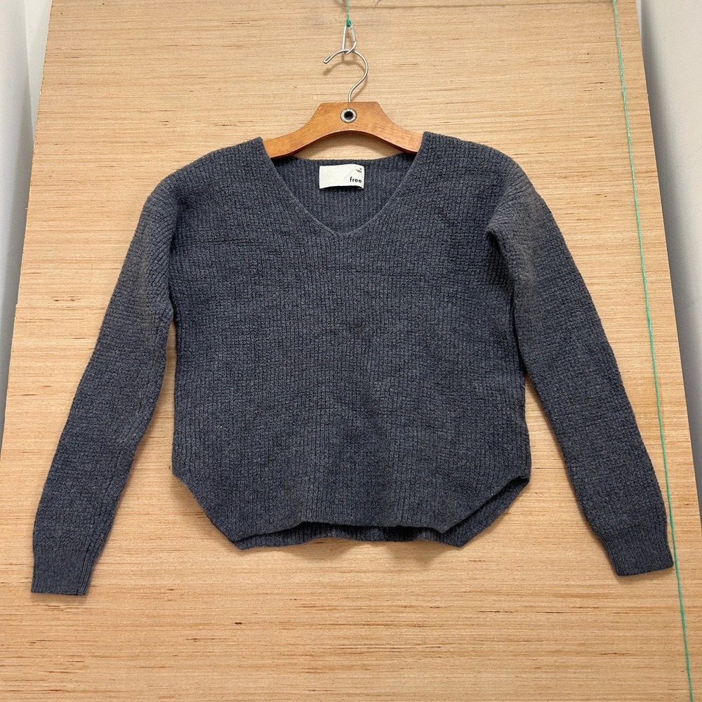 Wilfred Free Aritzia Charcoal Grey V-Neck Textured Waffle Knit Sweater Medium M